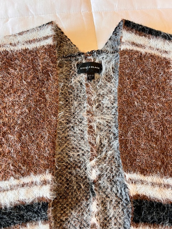 Buckle sweater - Picture 2 of 3